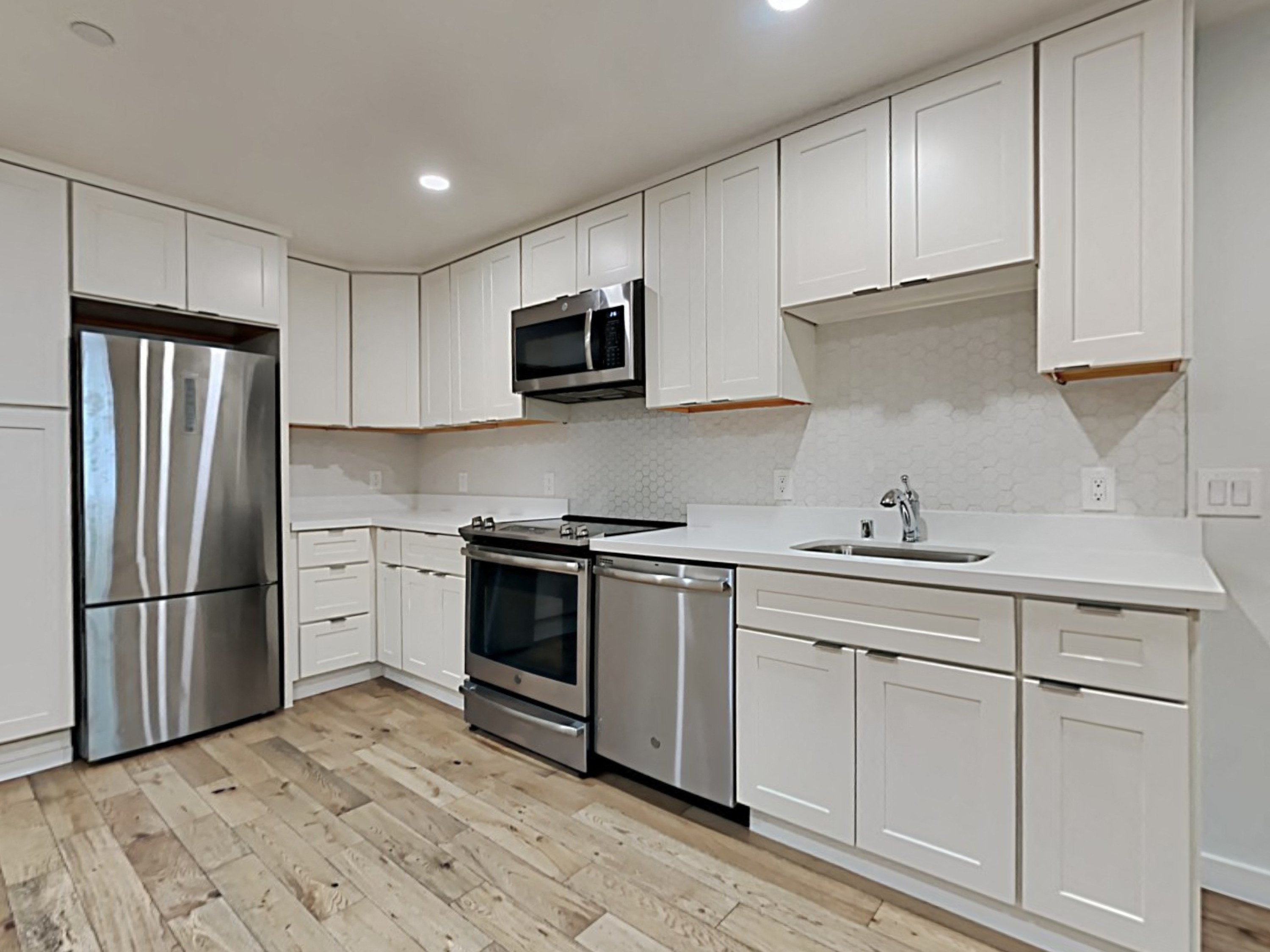 880 Oak St photo 2